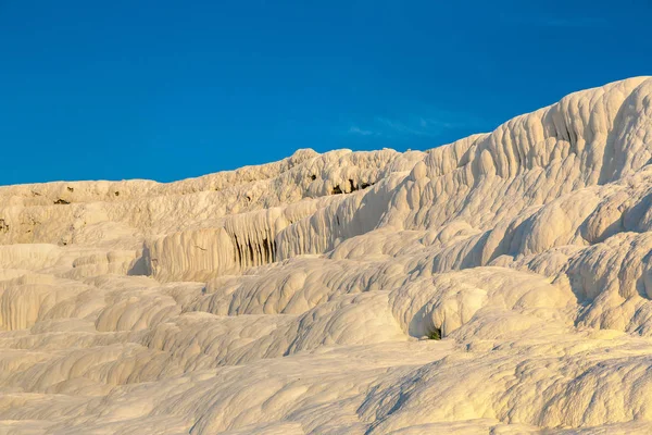 Pamukkale 'deki travertin havuzları ve terasları — Stok fotoğraf