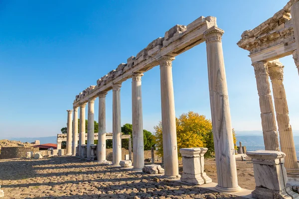 Tempel van Trajanus in Pergamon, Turkije — Stockfoto