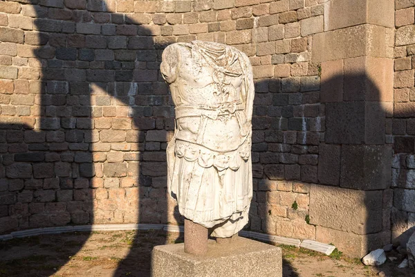 Headless statue in Pergamon, Turkey — Stockfoto