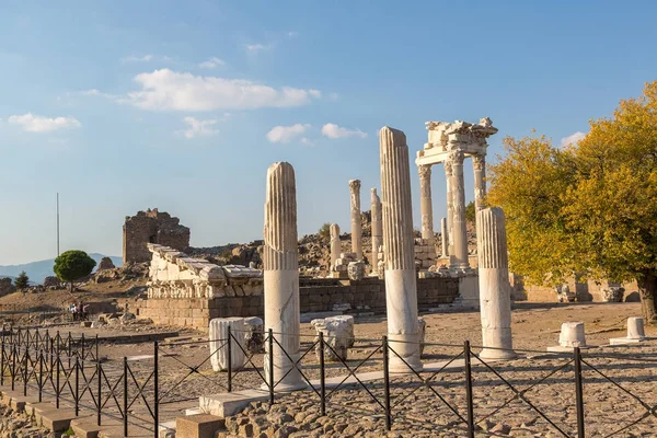 Tempel van Trajanus in Pergamon, Turkije — Stockfoto