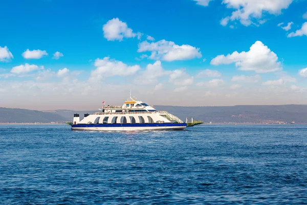 Ferry en Estrecho de Dardanelles, Turquía — Foto de Stock