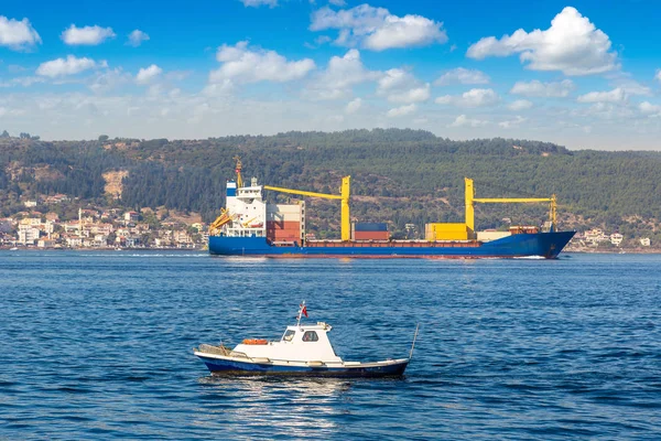 Konteyner gemisi Çanakkale Boğazı, Türkiye içinde — Stok fotoğraf