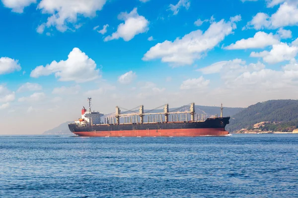 Containerschip in de straat van de Dardanellen, Turkije — Stockfoto