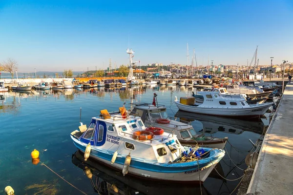 Vista del puerto en Canakkale, Turquía . — Foto de Stock