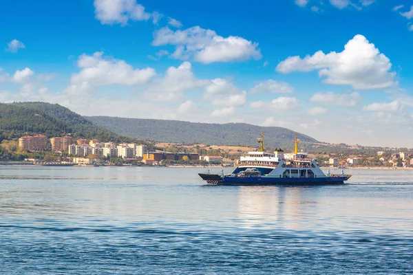 Ferry in de Dardanellen-zeestraat, Turkije — Stockfoto