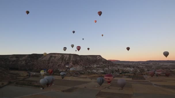 Heißluftballons fliegen in Kappadokien — Stockvideo