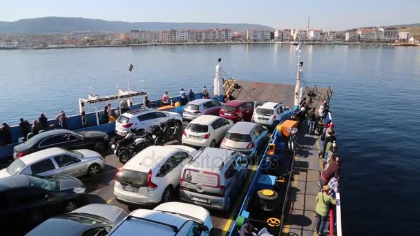 Ferry in de Dardanellen-zeestraat, Turkije — Stockvideo