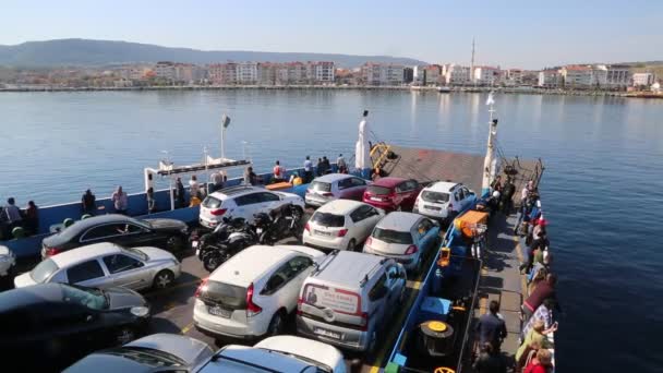Ferry in de Dardanellen-zeestraat, Turkije — Stockvideo