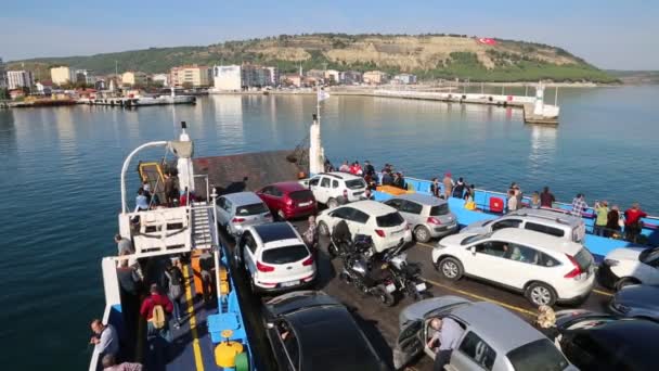 Ferry in de Dardanellen-zeestraat, Turkije — Stockvideo