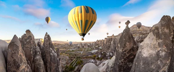 Voo de balões de ar quente na Capadócia — Fotografia de Stock