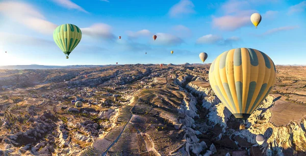 Heißluftballons fliegen in Kappadokien — Stockfoto