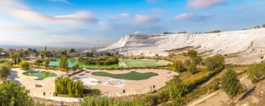Pamukkale 'deki travertin havuzları ve terasları, hindi 