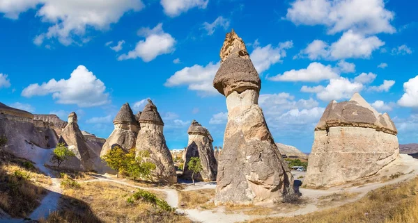 Vulkáni rock formációkban táj Cappadocia — Stock Fotó