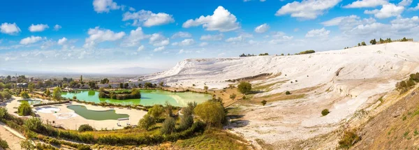 Travertine pools and terraces in Pamukkale, Turkey — Stock Photo, Image