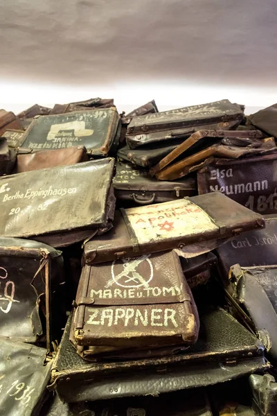 Väskor för offren i Auschwitz — Stockfoto