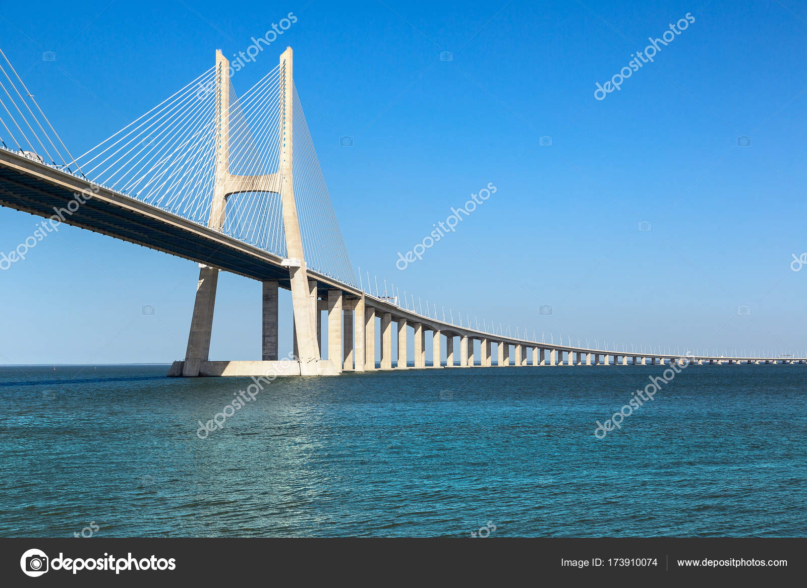 Vasco da Gama-Brücke in Lissabon — Stockfoto © bloodua ...