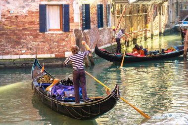 Gondol Venedik Canal Grande üzerinde