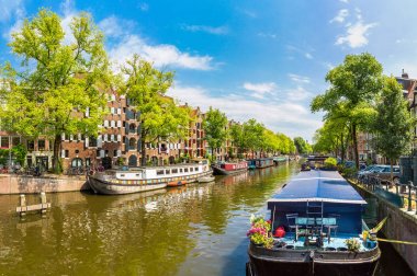 Kanal ve Amsterdam'da Köprüsü