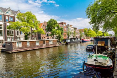 Amsterdam kanalları ve tekne Hollanda