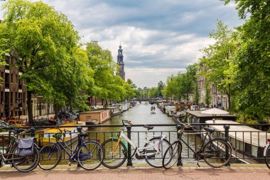 amsterdam kanalları köprüden Bisiklet