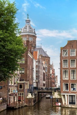 Amsterdam kanal ve st. nicolas church