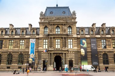 Paris 'teki Louvre Müzesi