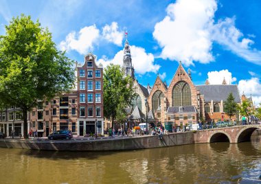 Amsterdam'da Oude kerk (eski kilise)
