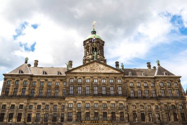 Amsterdam 'daki saat kulesi