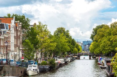 Amsterdam kanalları ve tekne Hollanda