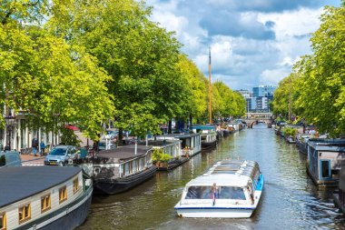 Amsterdam kanalları ve tekne Hollanda