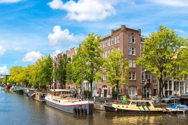 Amsterdam kanalları ve tekne Hollanda