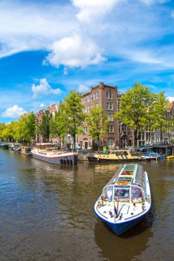 Amsterdam kanalları ve tekne Hollanda