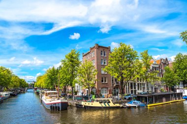 Amsterdam kanalları ve tekne Hollanda