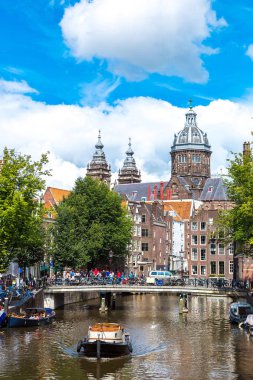 Amsterdam kanal ve st. nicolas church