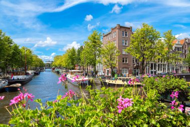 Amsterdam kanalları ve tekne Hollanda