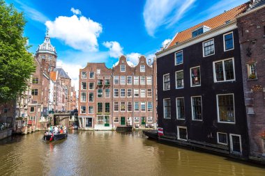 Amsterdam kanal ve st. nicolas church