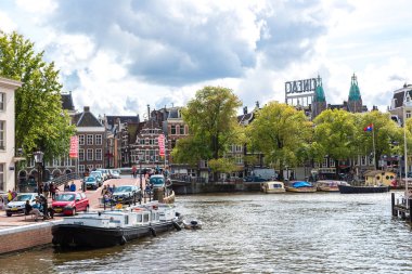 Amsterdam kanalları ve tekne Hollanda