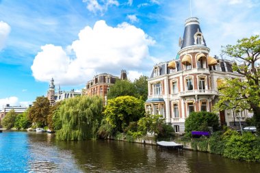 Amsterdam kanalları ve tekne Hollanda