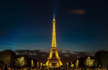 Paris 'te gün batımında Eyfel Kulesi