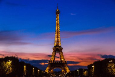 Paris 'te gün batımında Eyfel Kulesi