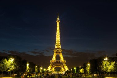 Paris 'te gün batımında Eyfel Kulesi