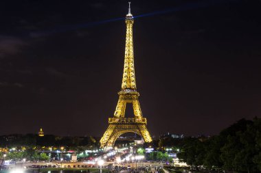 Paris 'te gün batımında Eyfel Kulesi