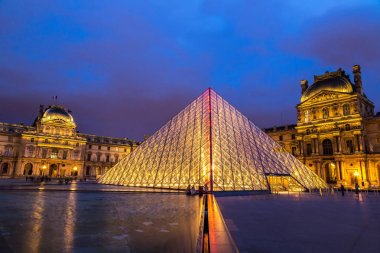 Paris 'teki Louvre Müzesi