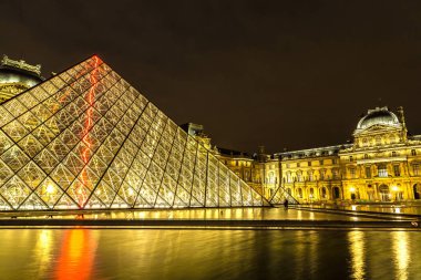 Paris 'teki Louvre Müzesi