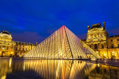 Paris 'teki Louvre Müzesi