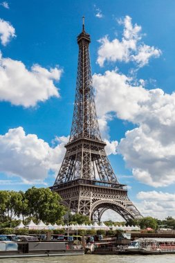 Paris'te Seine ve Eyfel Kulesi