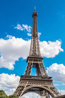 Paris'te Seine ve Eyfel Kulesi