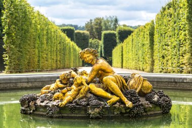 versailles Sarayı'nın bahçesinde çeşme