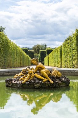 versailles Sarayı'nın bahçesinde çeşme