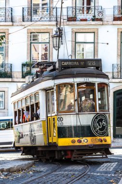 Lisbon, Portekiz - 30 Temmuz 2017: Vintage tramvay Lizbon şehir merkezi bir yaz günü'ndeki